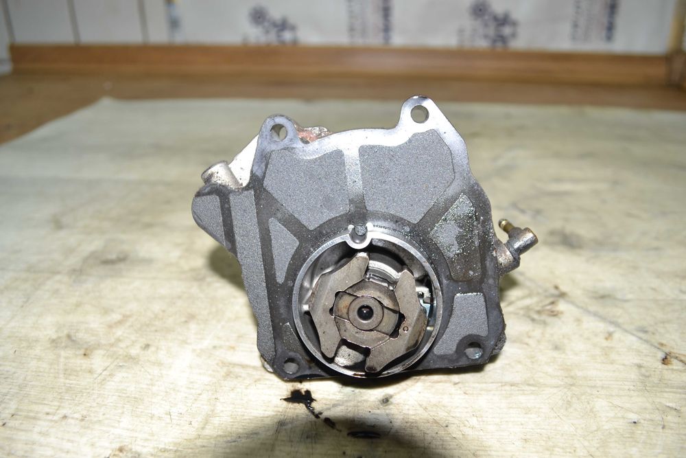 Вакуумний насос Opel Astra H Zafira C Vectra C 2.0 CDTi 55205446