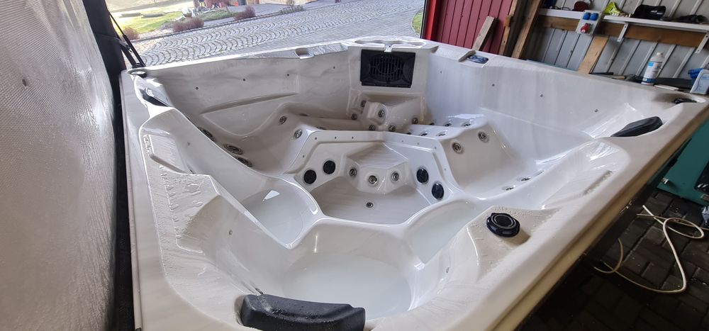 Basen bania jacuzzi 225x225 95 dysz
