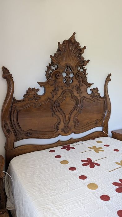 Mobilia de quarto em madeira em bom estado