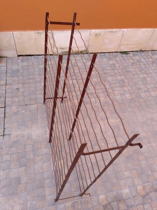 Garrafeira metálica 100 garrafas