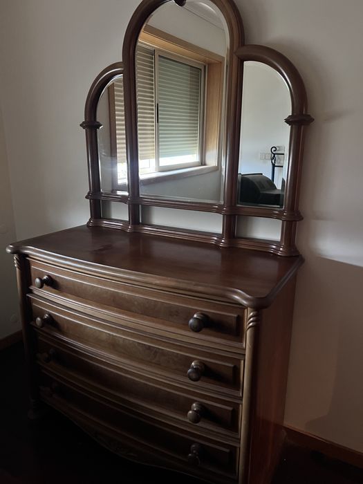 Comoda em madeira de nogueira com espelho em otimo estado