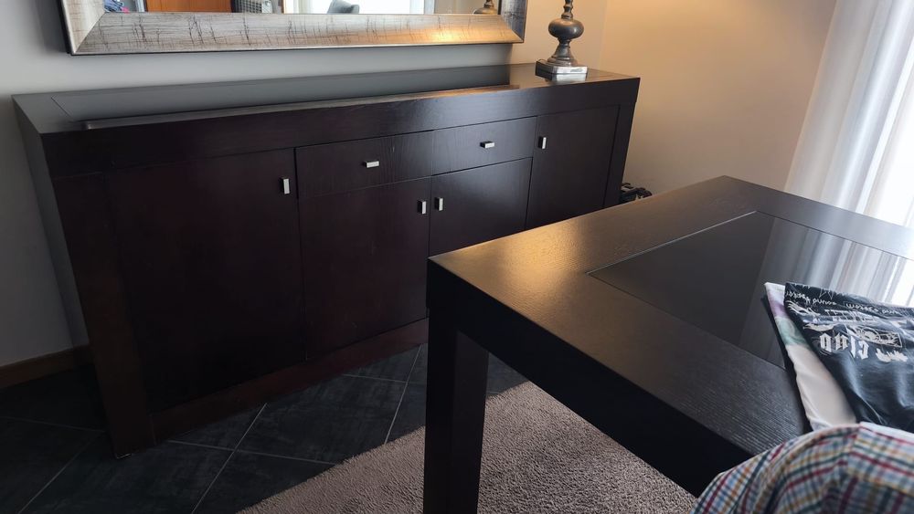 Aparador de sala com tampo em vidro