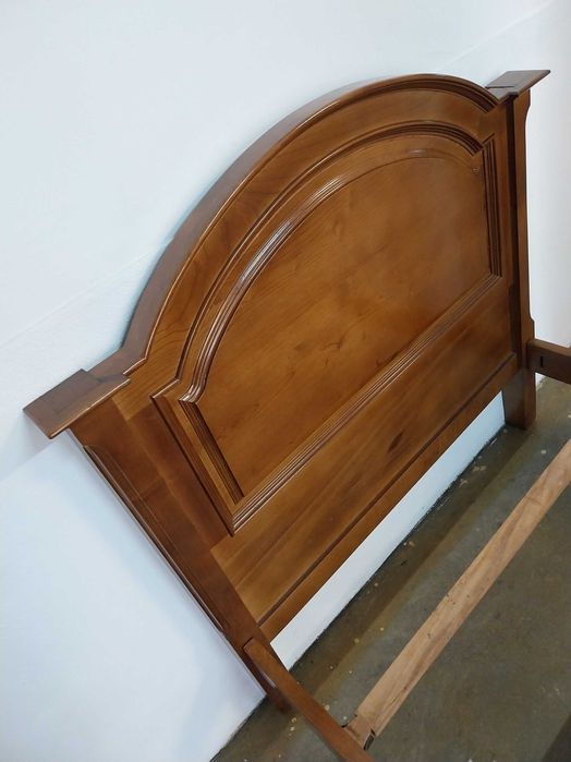 Cama em madeira como nova