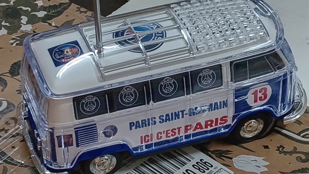 Pão de forma  coluna de som e Rádio.