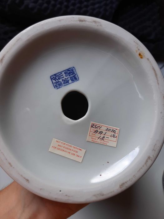 Peça decorativa com inscrição no fundo