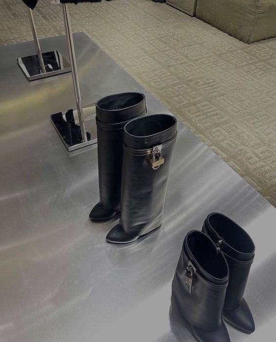 Сапоги на танкетке кожзам Givenchy