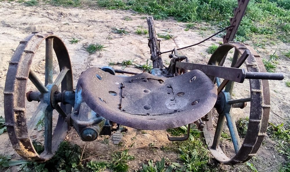 Stara zabytkowa kosiarka konna z 1963 Mesko