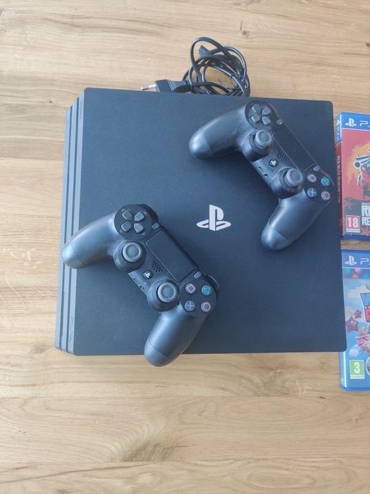 PlayStation 4 Pro + plus 4 gry