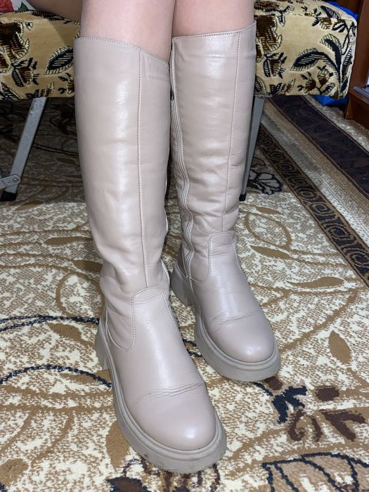 Жіночі сапожки бежеві шкіряні