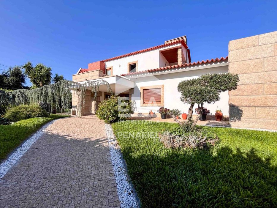 Excelente moradia v4 com piscina e um jardim paisagistico