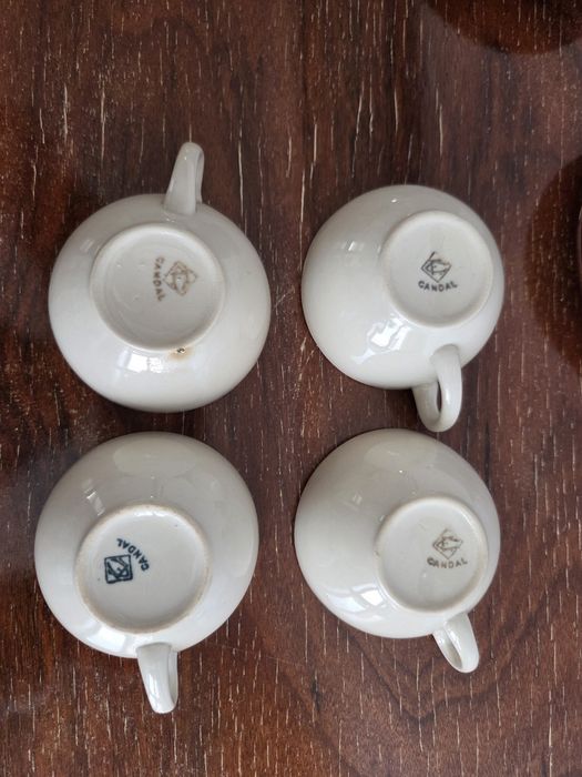4 chávenas de café e 6 pires Candal