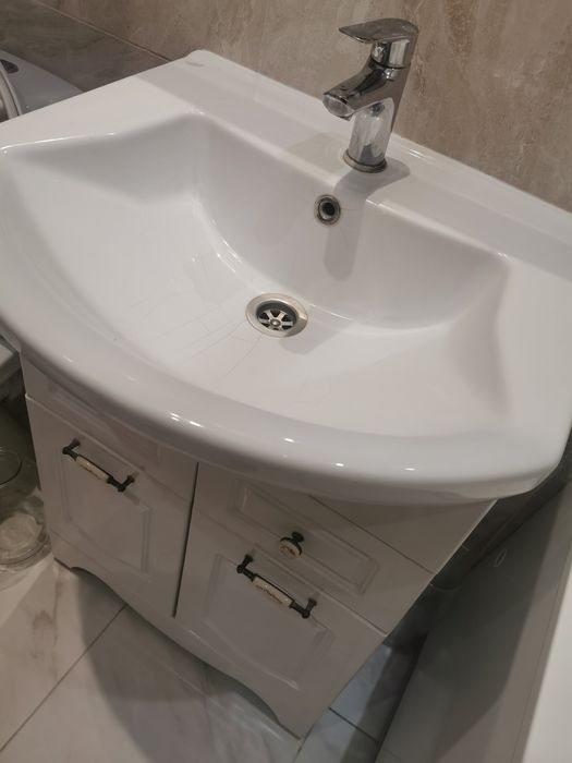 Умывальник, тумба, Смеситель в ванную