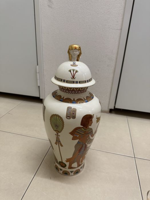 Jarro egípcio em porcelana. Marca panda