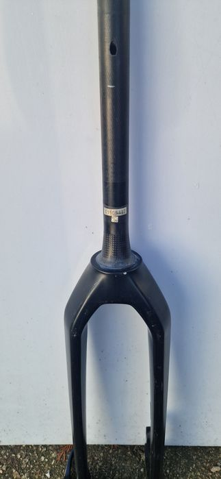 Widelec karbon tapered z osią sztywną