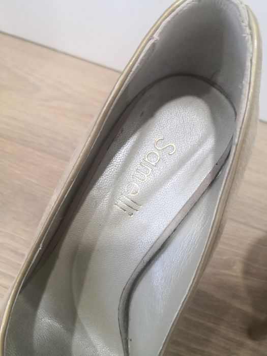 Stilletos de camurça beje com sola rosa da Samelli