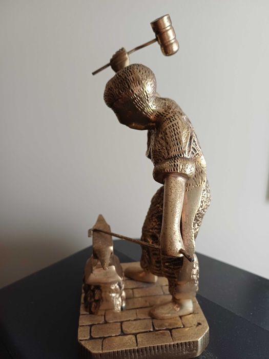 Escultura Antiga "Ferreiro com Bigorna " em Bronze Maciço