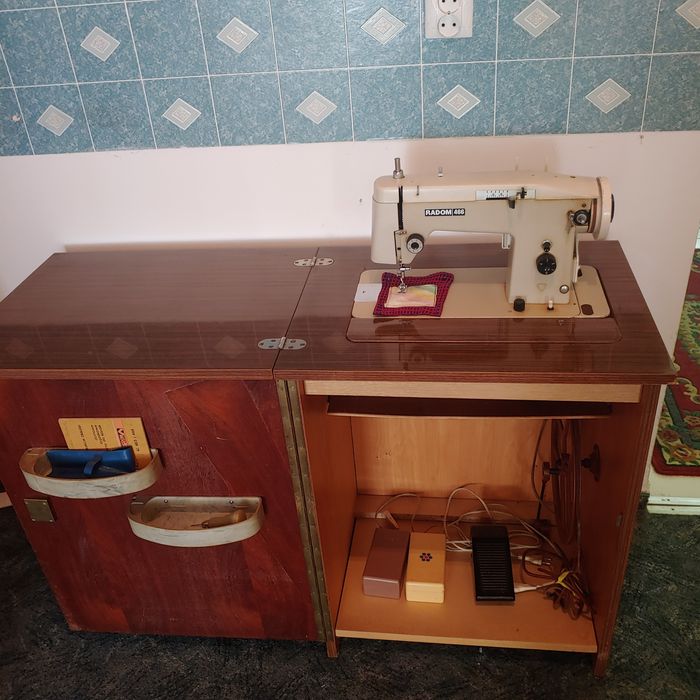 Maszyna do szycia z lat 80-tych.