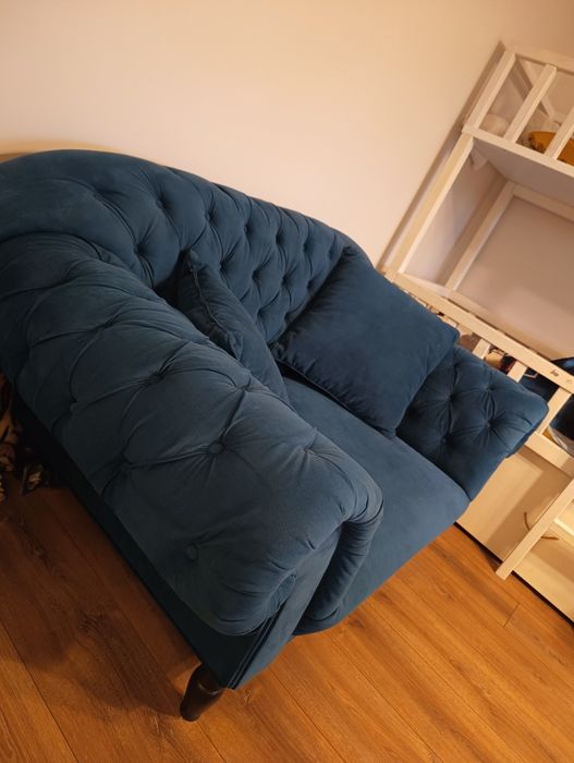 Piękna Sofa z podnóżkiem