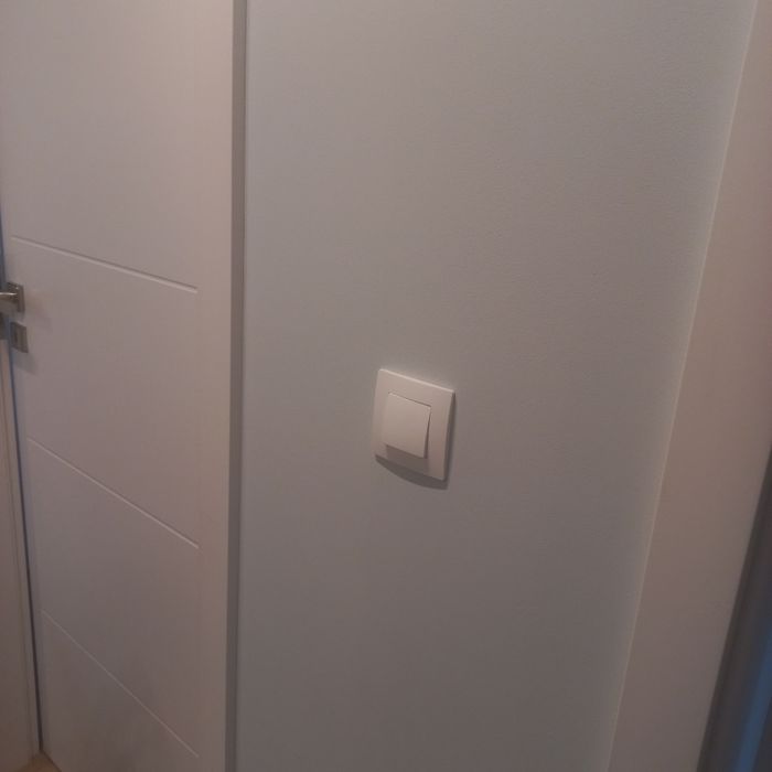 Farba do malowania ścian kolor szary