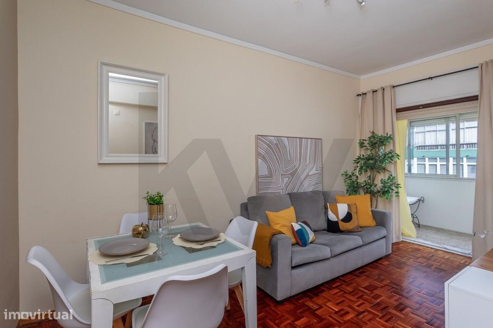Apartamento T2 em Linda-a-Velha | Excelente localização e luminosidade