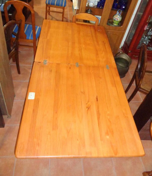 mesa  mel extensível com quatro cadeiras maciças64737814796931123