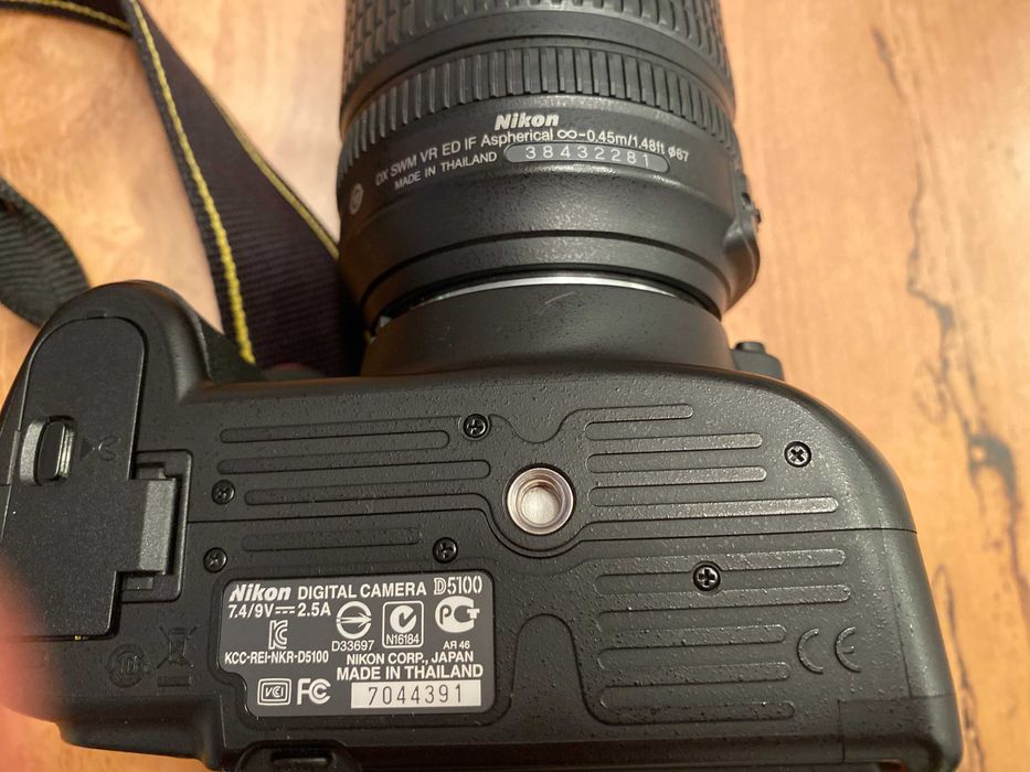 Máquina fotográfica Nikon D5100 + objectiva 18-105mm + acessórios