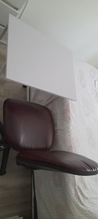 Secretária e cadeira forrada