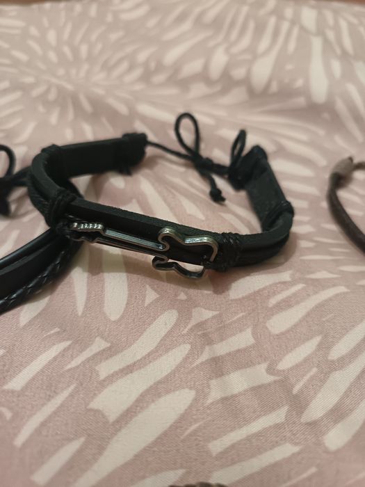 Várias pulseiras cada uma a 0.50 centímetros