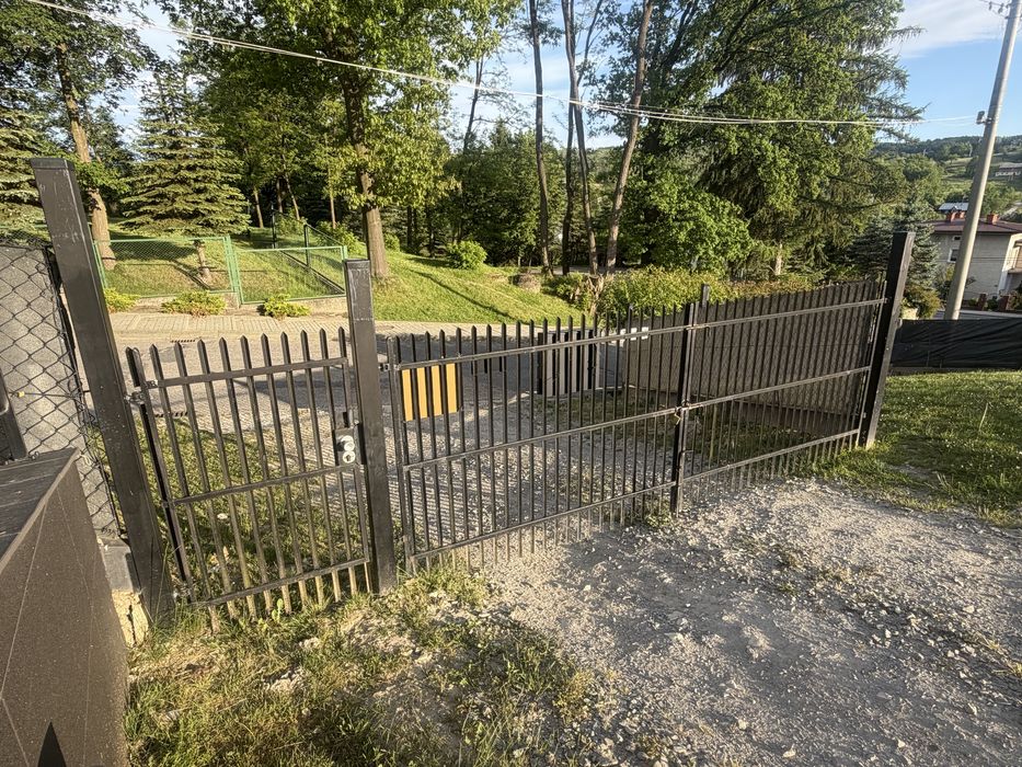 Brama wjazdowa, slupy metalowe i podmurowki