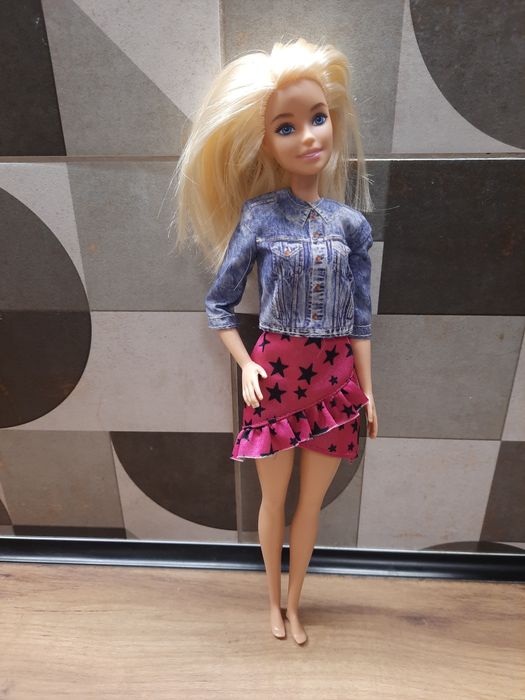 Lalka Barbie w jeansowej kurtce
