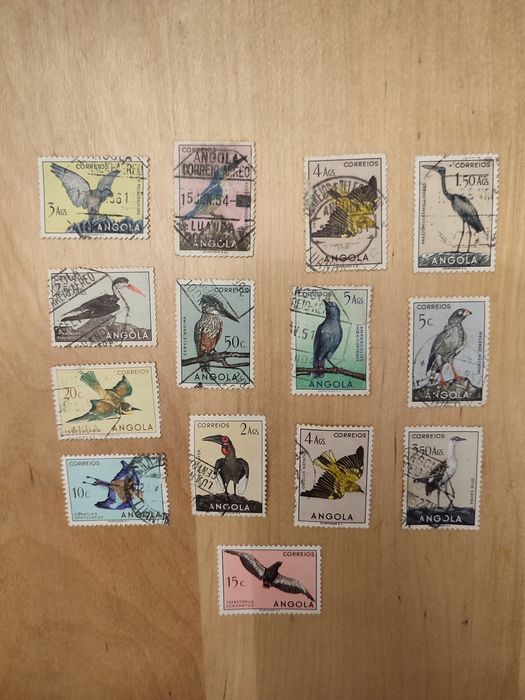 Coleção de selos pássaros peixes Angola Moçambique