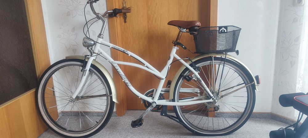 Rower miejski damski retro z koszykiem i przerzutkami