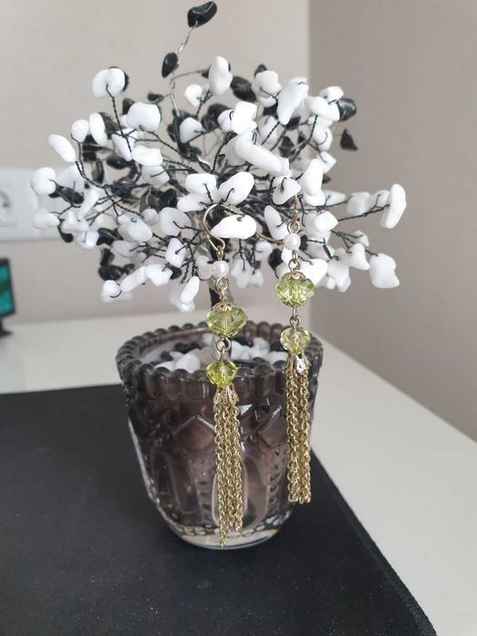 Сережки с зелеными бусинами