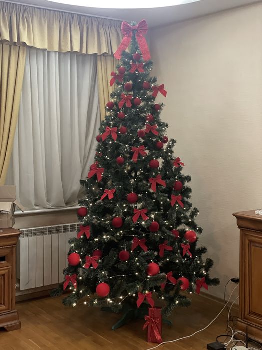 Ялинка штучна новорічна 2,5 м + прикраси, гірлянди