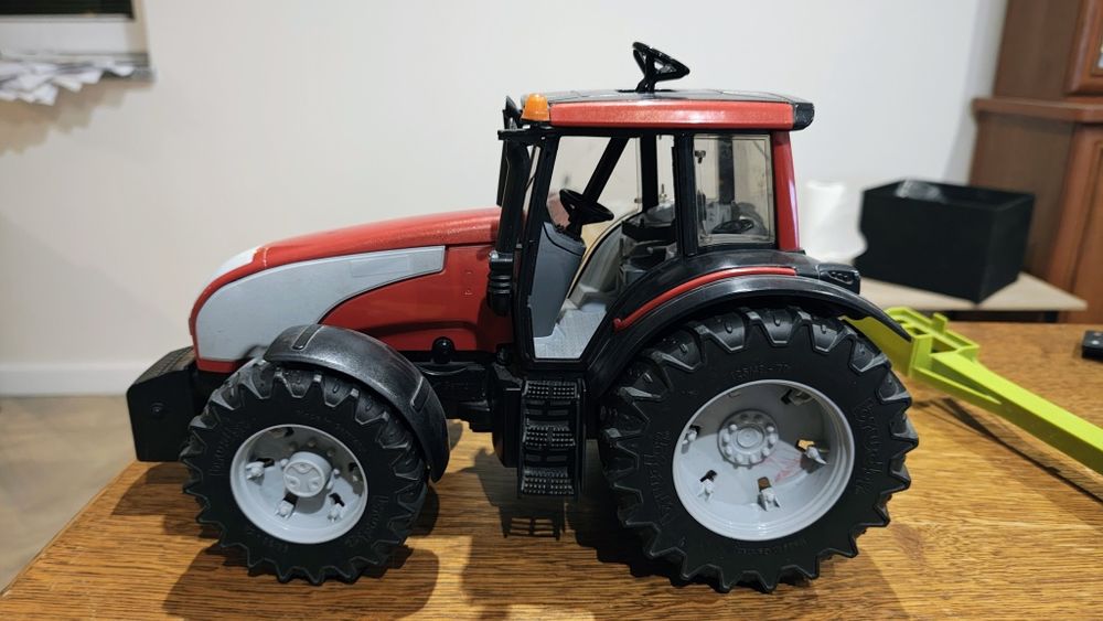 Bruder traktor valtra