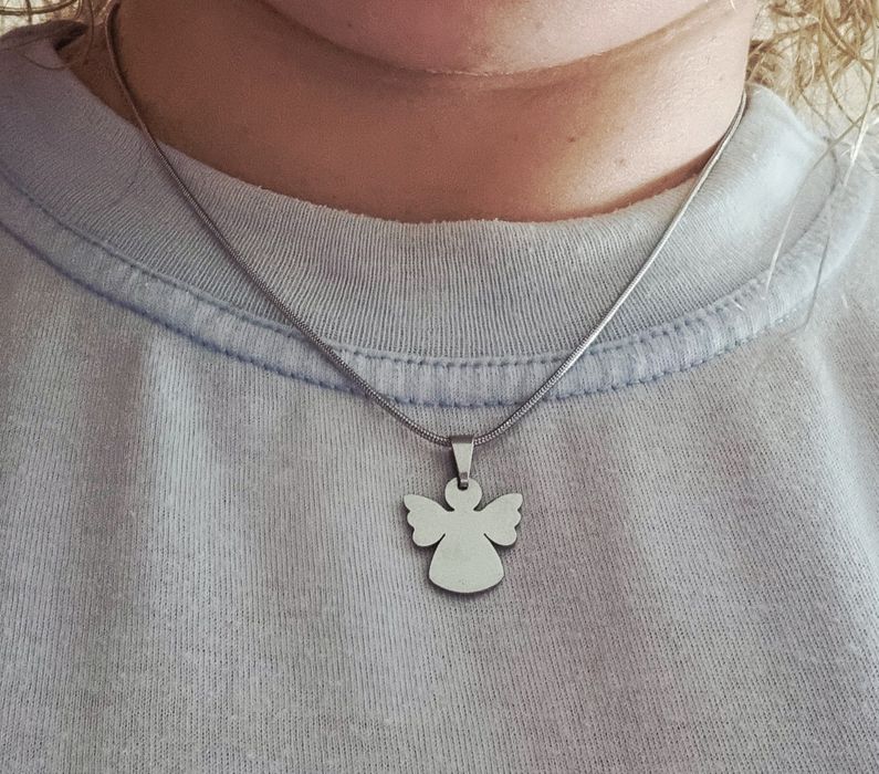 Colar prateado, em aço, malha rabo de rato com pingente anjinho.