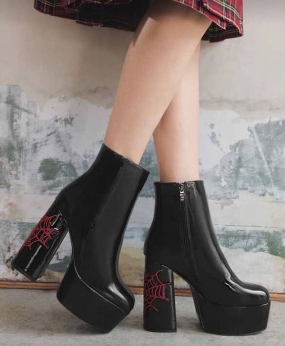 Сапожки на високому каблуці