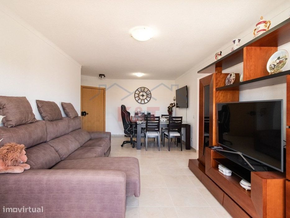 Apartamento T2 com ótimo terraço com vista rio