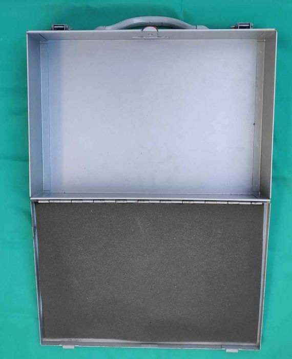 Caixa metálica multiusos.