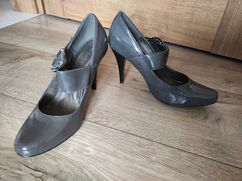 Szare szpilki półbuty z paskiem i zdobną klamrą