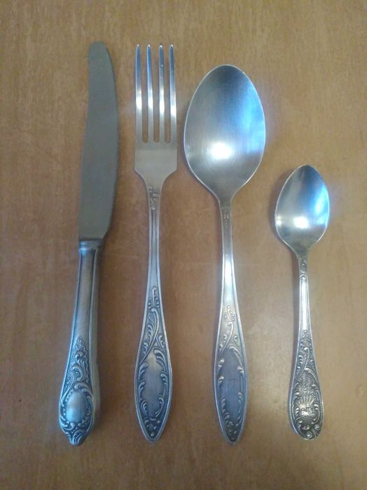 Антикварный мельхиоровый набор столовых приборов: ложки ножи вилки