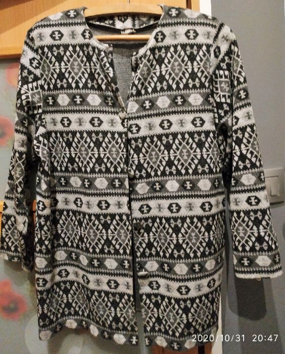 Rozpinany sweter w czarno-białe wzory