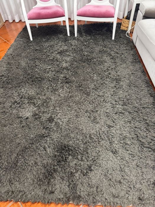 Sala de estar Com sofás, cadeirões, espelho, quadro e carpetes