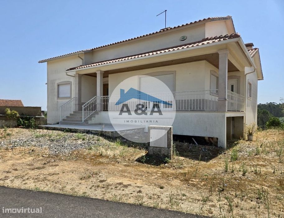 Moradia T3 com 2700m² de terreno – Potencial e Localização Privileg...
