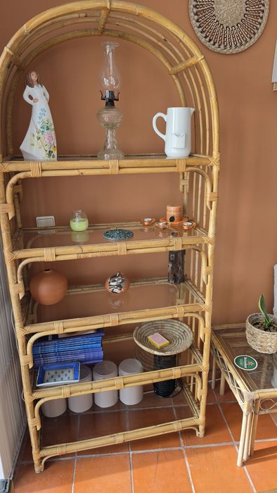 Estante em cana de bambu rattan com prateleiras de vidro