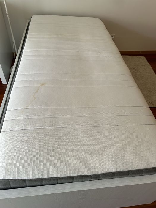 Cama dupla com colchões