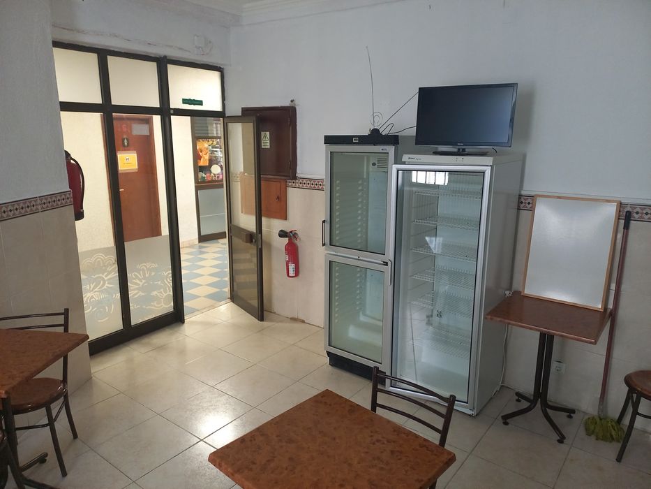 Arrenda-se café/snack-bar ou Pastelaria