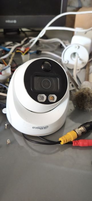 NVR NOXT Da Dahua OEM de 8 analógicos canais + 2IP disco 550GB , 3 câmaras, 2 cabos BNC transformadores , adaptador de energia para 4 camaras.