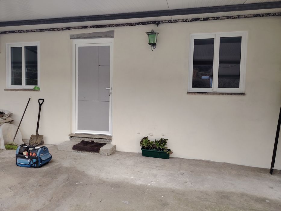 Aluga-se pequena casa T1