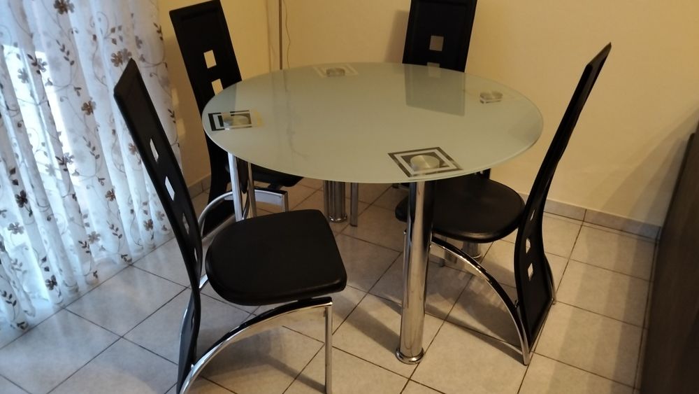 Mesa de sala redonda medida 120*75de altura+4 cadeiras